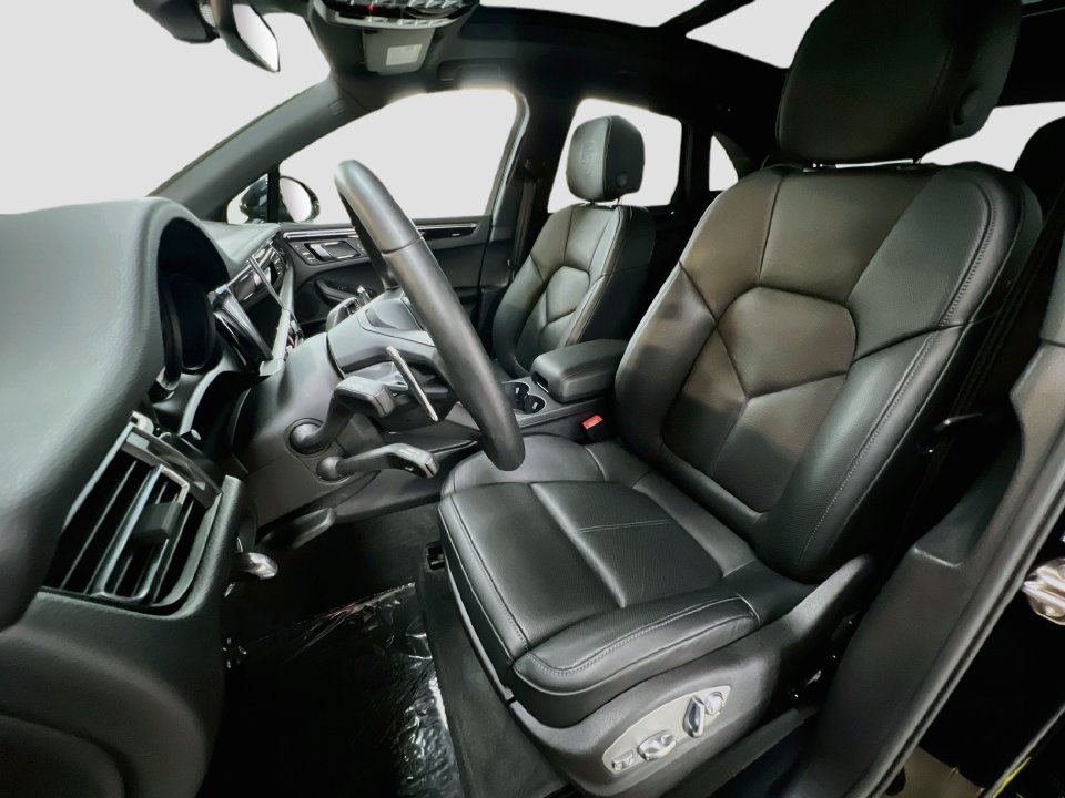 Certified 2026 Porsche Macan AWD/4WD image 5