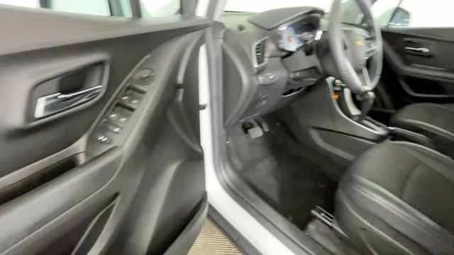 Used 2022 Chevrolet Trax LT w/ Driver Confidence Package AWD/4WD image 24