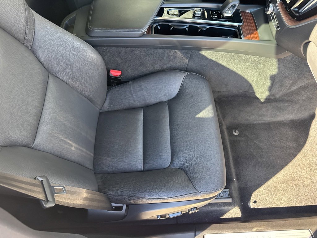 Used 2023 Volvo XC60 B5 Plus image 13