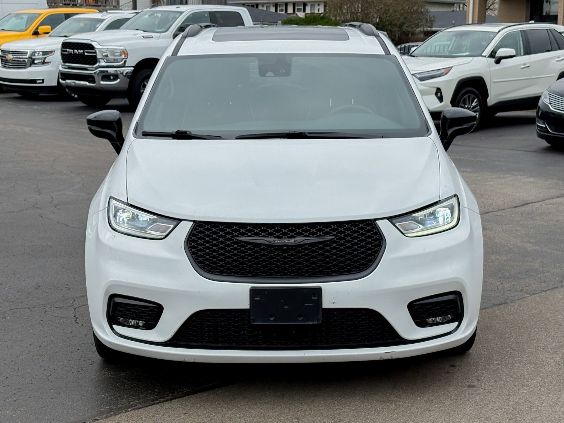 Used 2025 Chrysler Pacifica Limited image 3