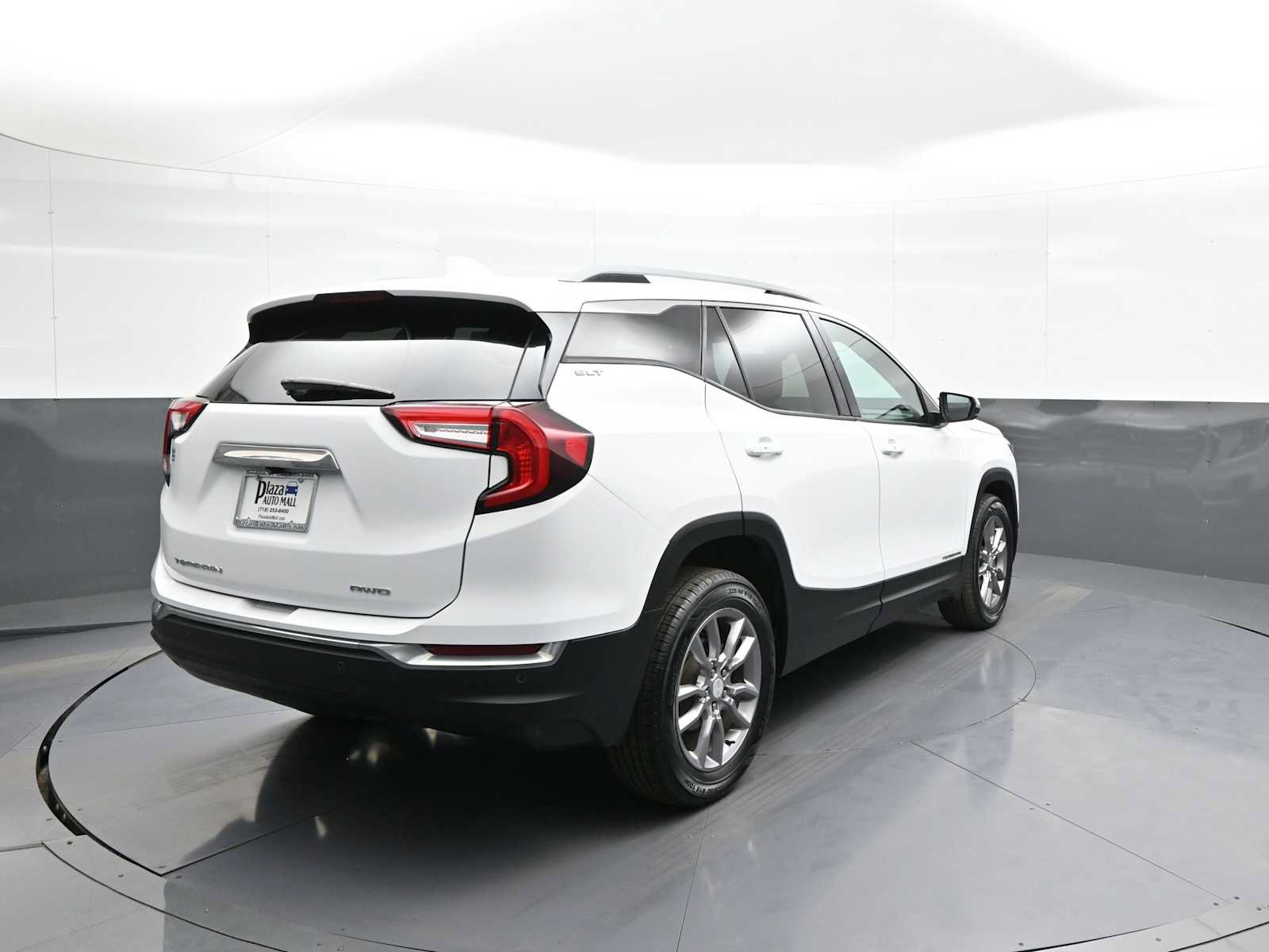 Used 2022 GMC Terrain SLT w/ Infotainment Package II AWD/4WD image 6