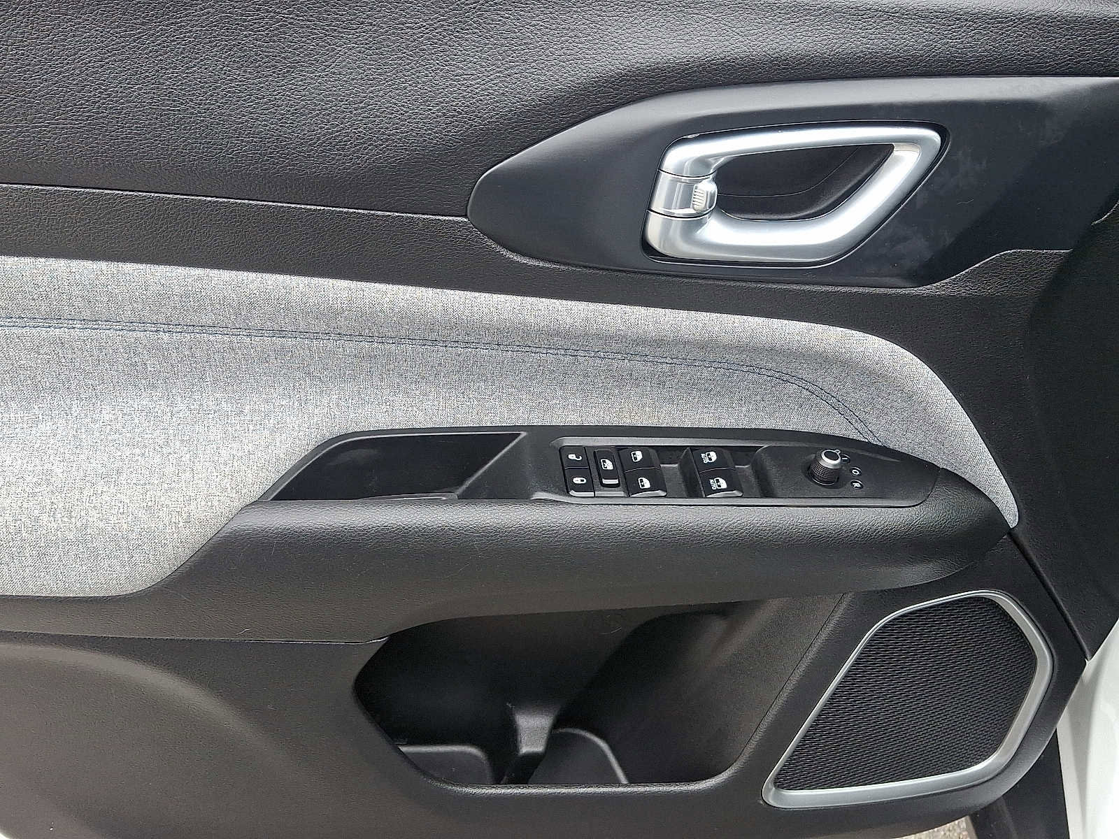 Used 2023 Jeep Compass Latitude image 13