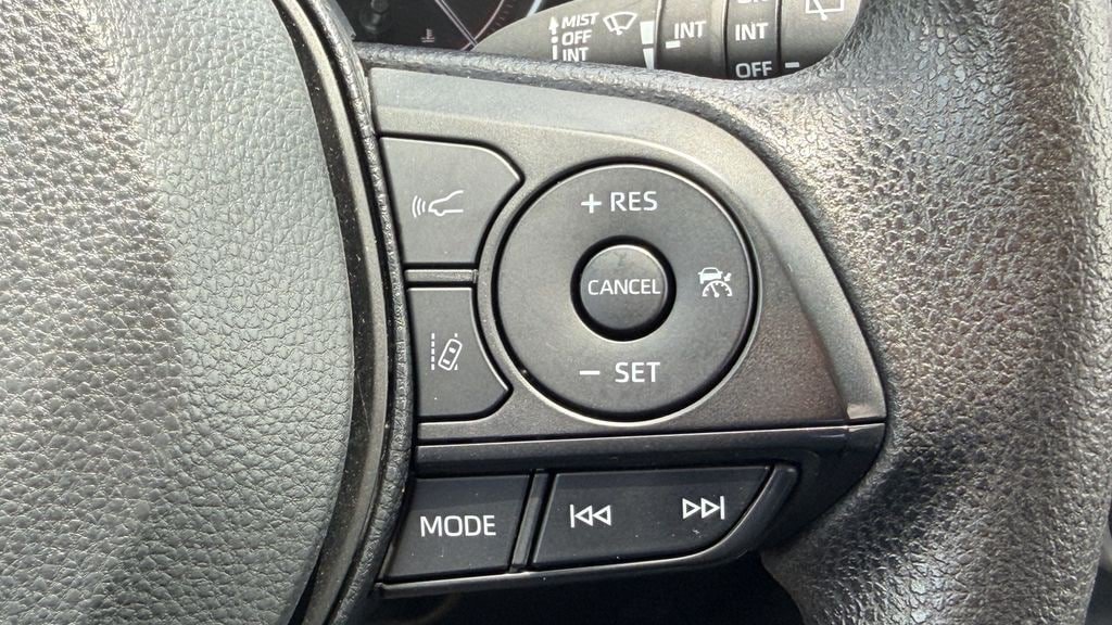 Used 2025 Toyota RAV4 XLE FWD image 19