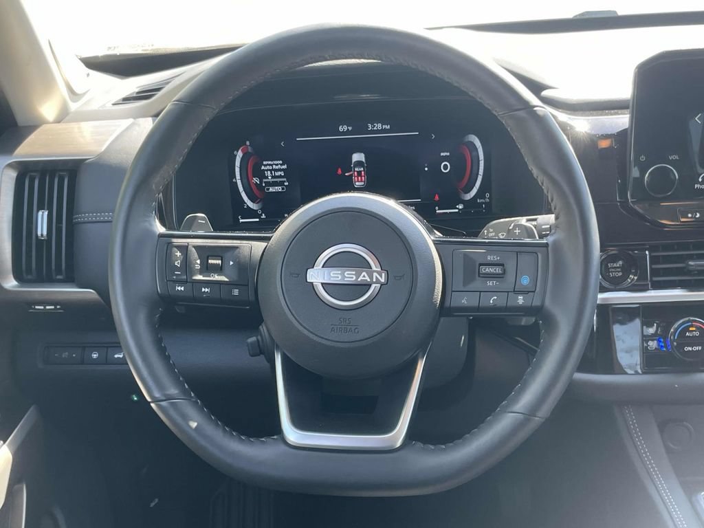 Used 2025 Nissan Pathfinder Platinum AWD/4WD image 25