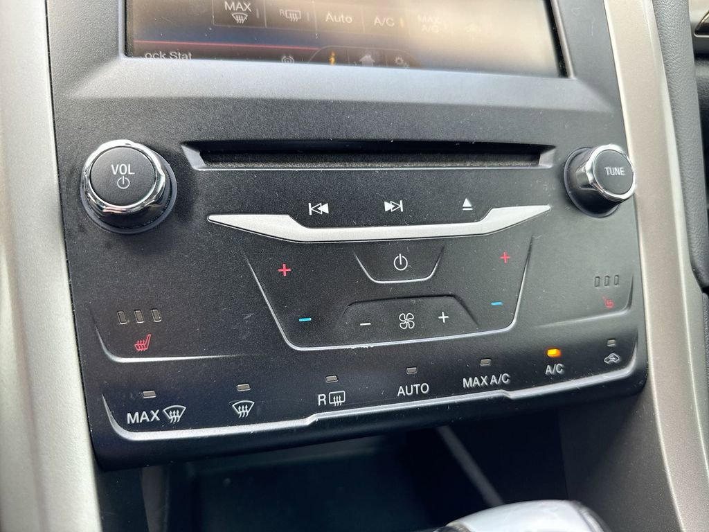 Used 2014 Ford Fusion SE w/ Equipment Group 202A image 15