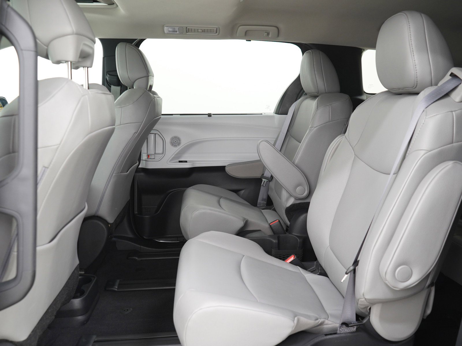 Used 2025 Toyota Sienna XLE w/ XLE Plus Package AWD/4WD image 17