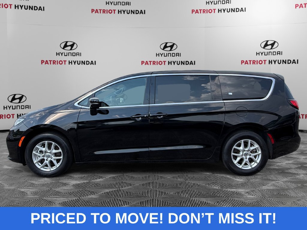 Used 2025 Chrysler Pacifica Select FWD image 6