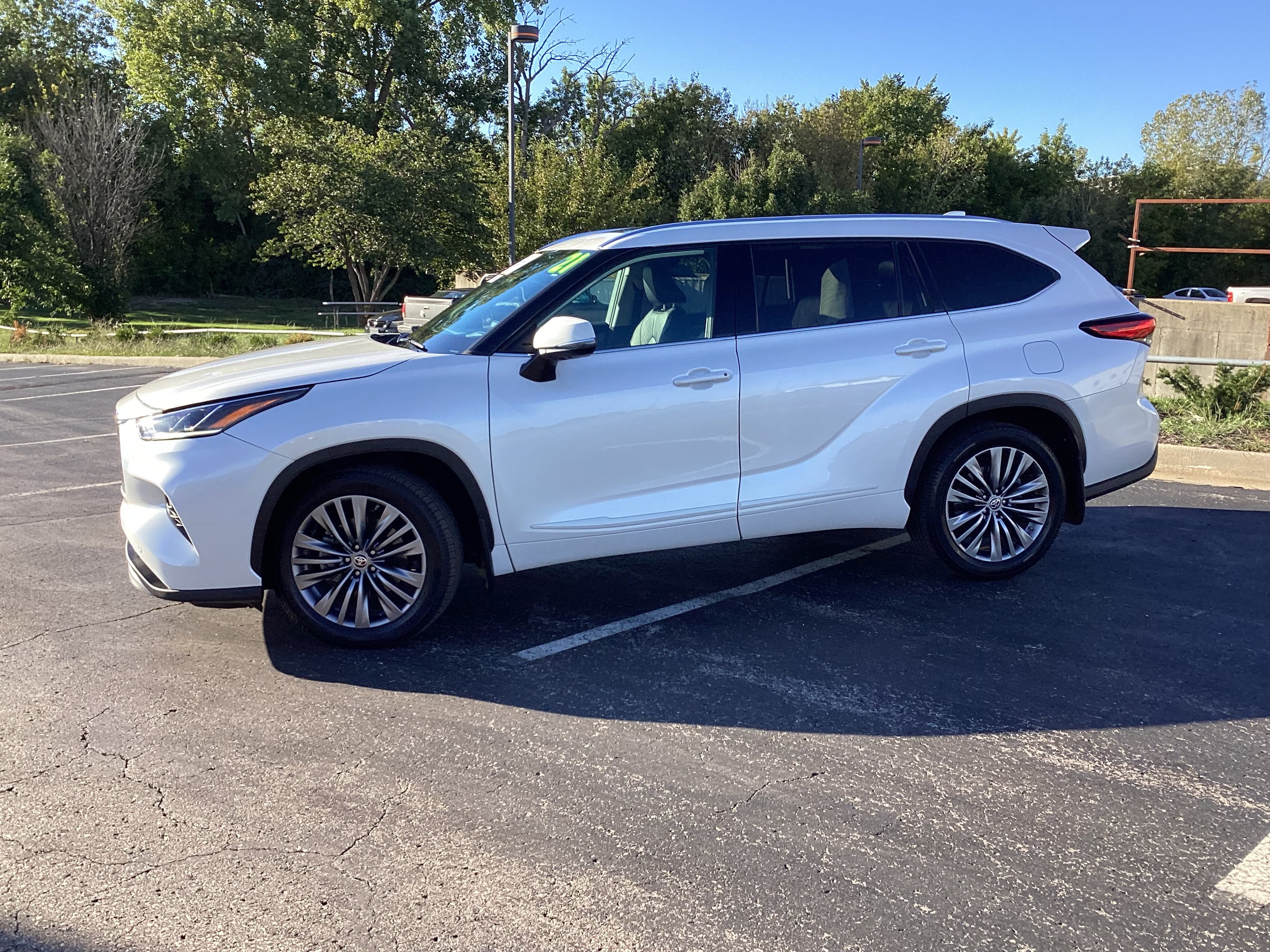 Certified 2021 Toyota Highlander Platinum AWD/4WD image 20