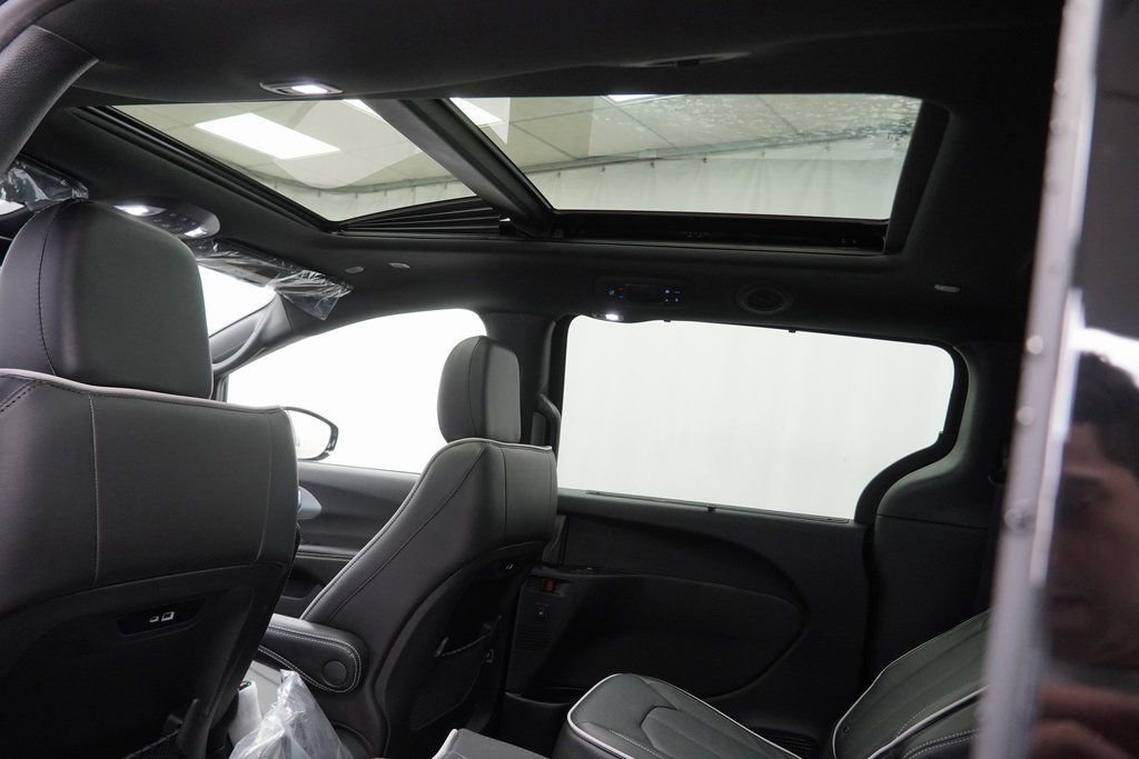 New 2026 Chrysler Pacifica Limited w/ S Appearance Package image 20