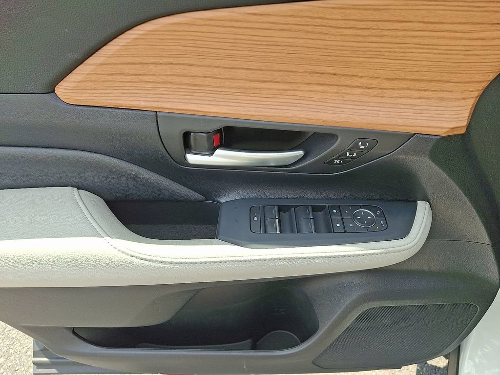 Certified 2025 Toyota Grand Highlander FWD image 13