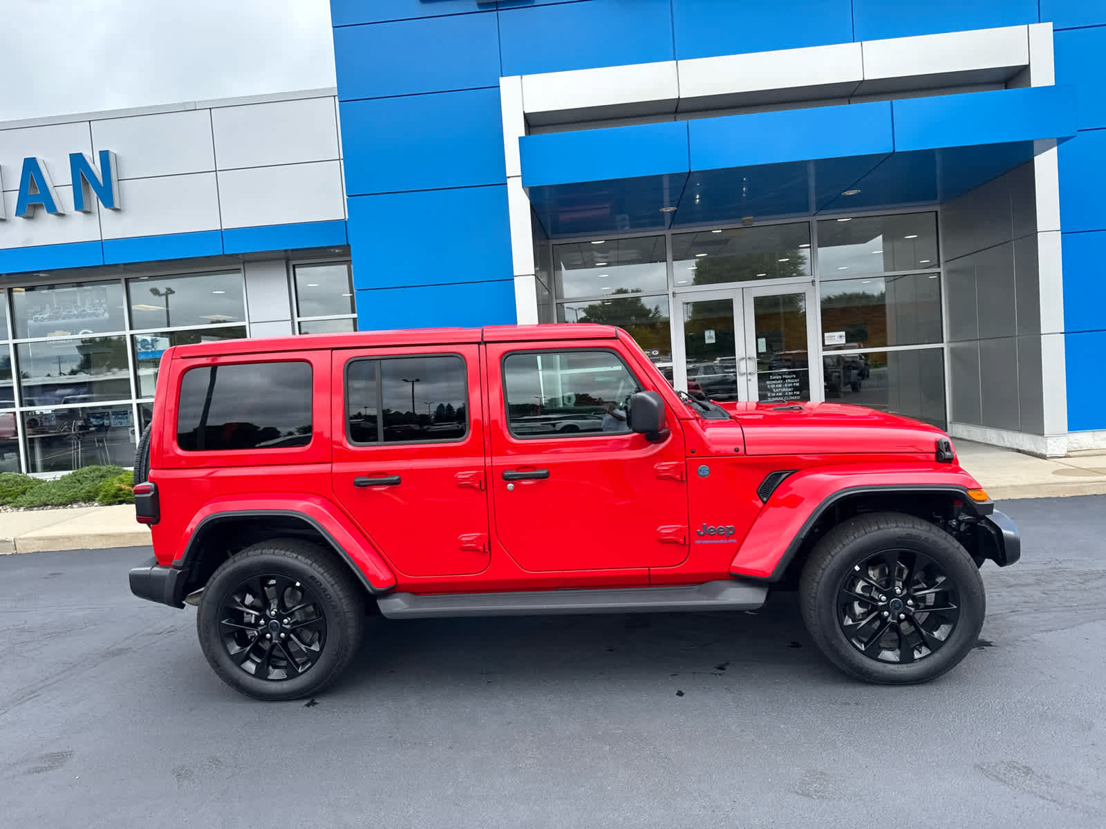 Used 2025 Jeep Wrangler Unlimited Sahara AWD/4WD image 3