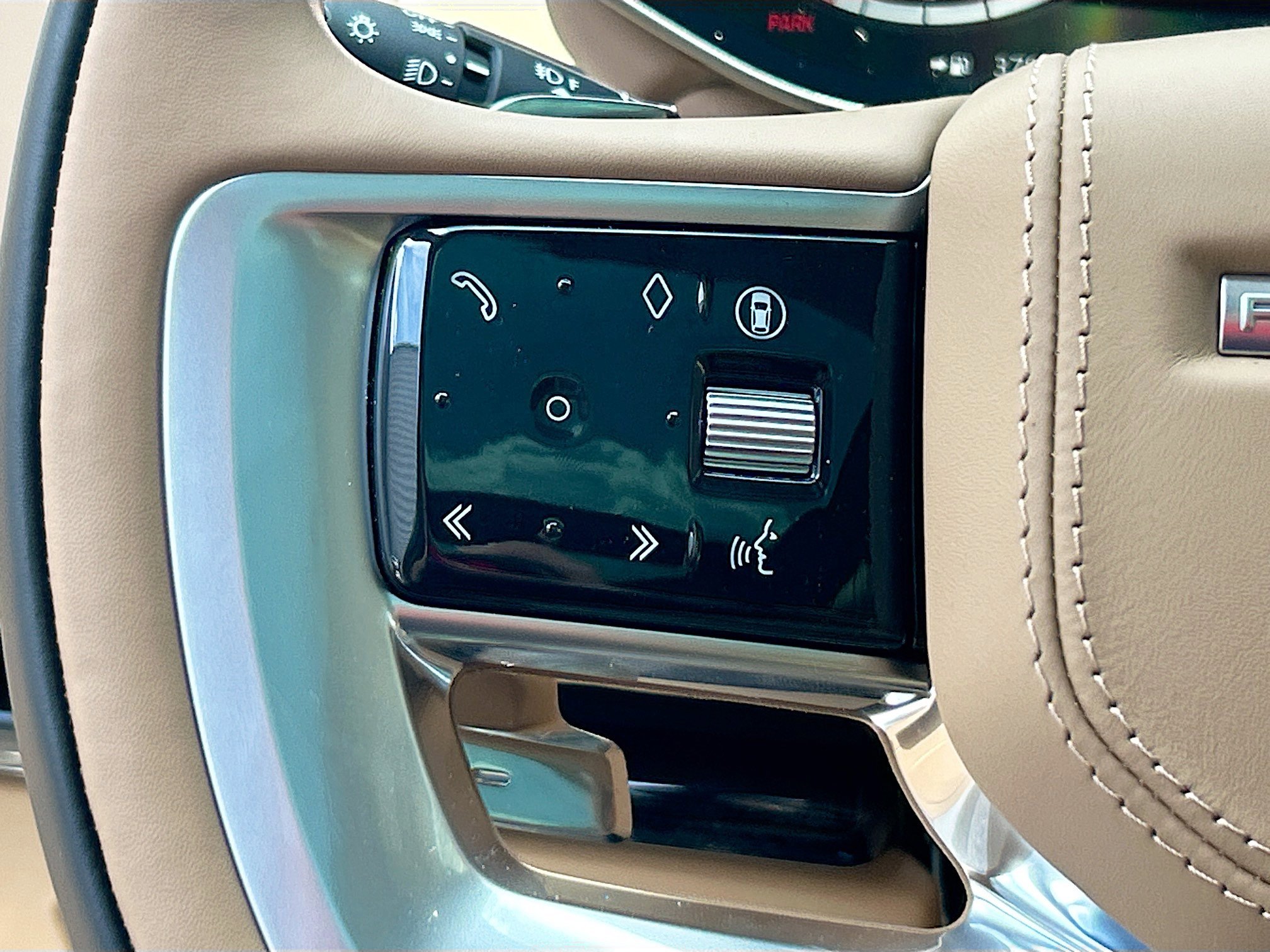 New 2025 Land Rover Range Rover SE image 30