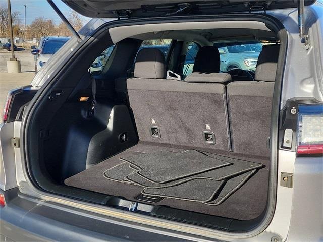 Used 2019 Jeep Cherokee Latitude w/ Popular Appearance Group image 5