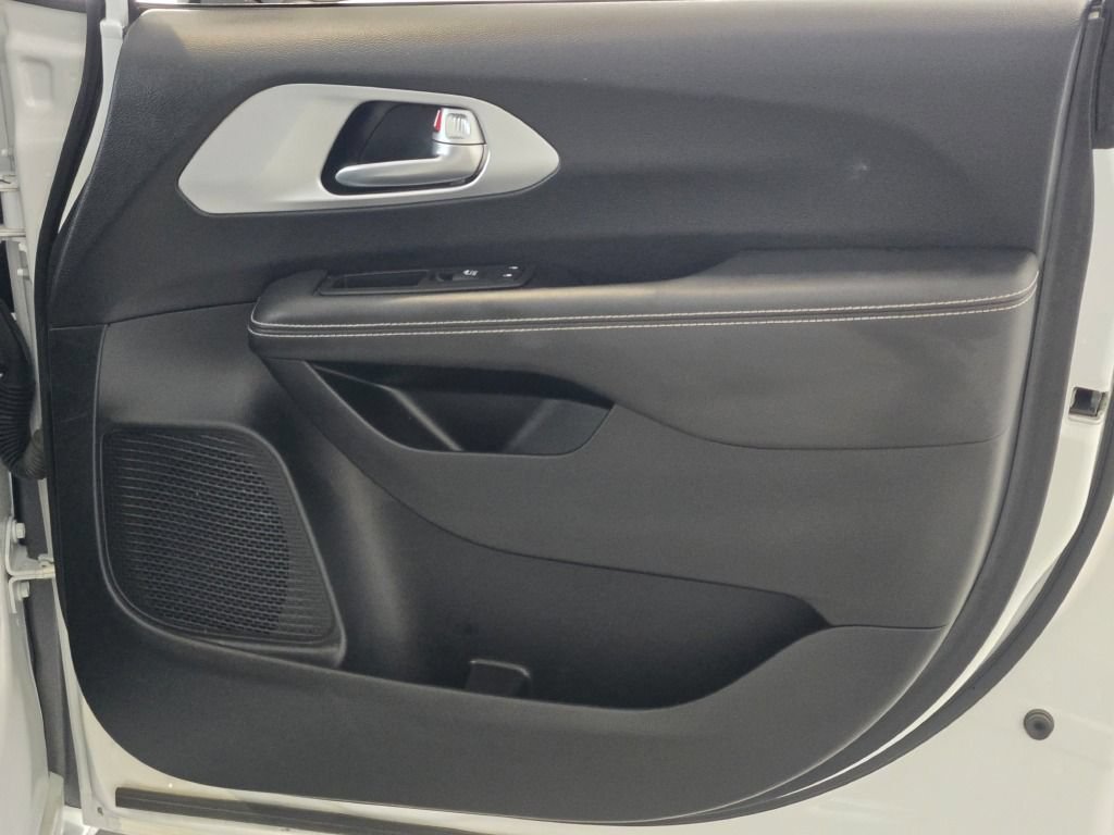 Used 2025 Chrysler Pacifica Limited FWD image 5