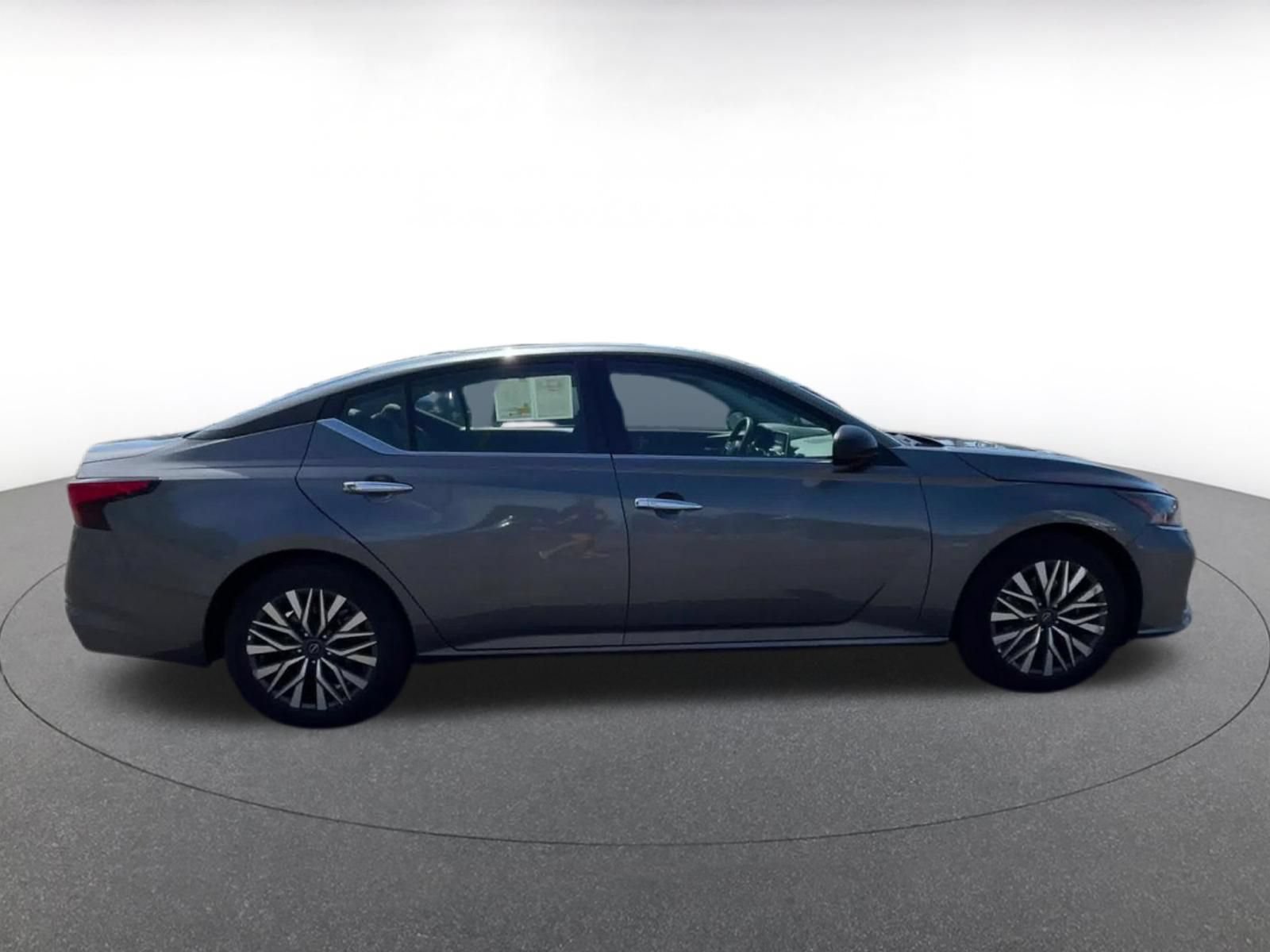 Used 2025 Nissan Altima 2.5 SV FWD image 13