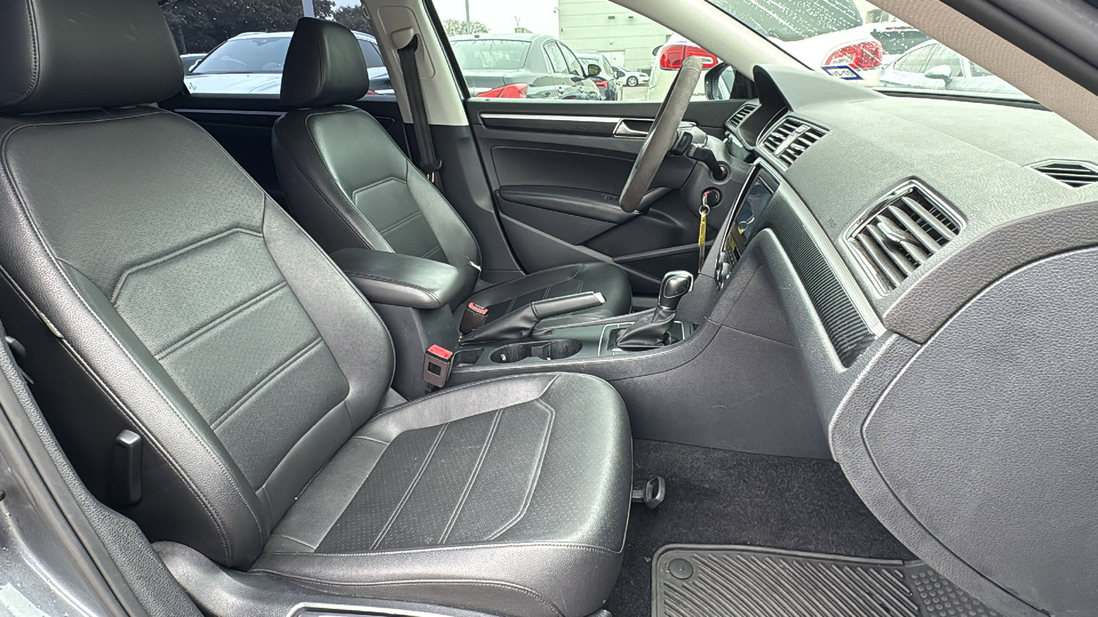 Used 2017 Volkswagen Passat 1.8T R-Line w/ R-Line Lighting Package image 31