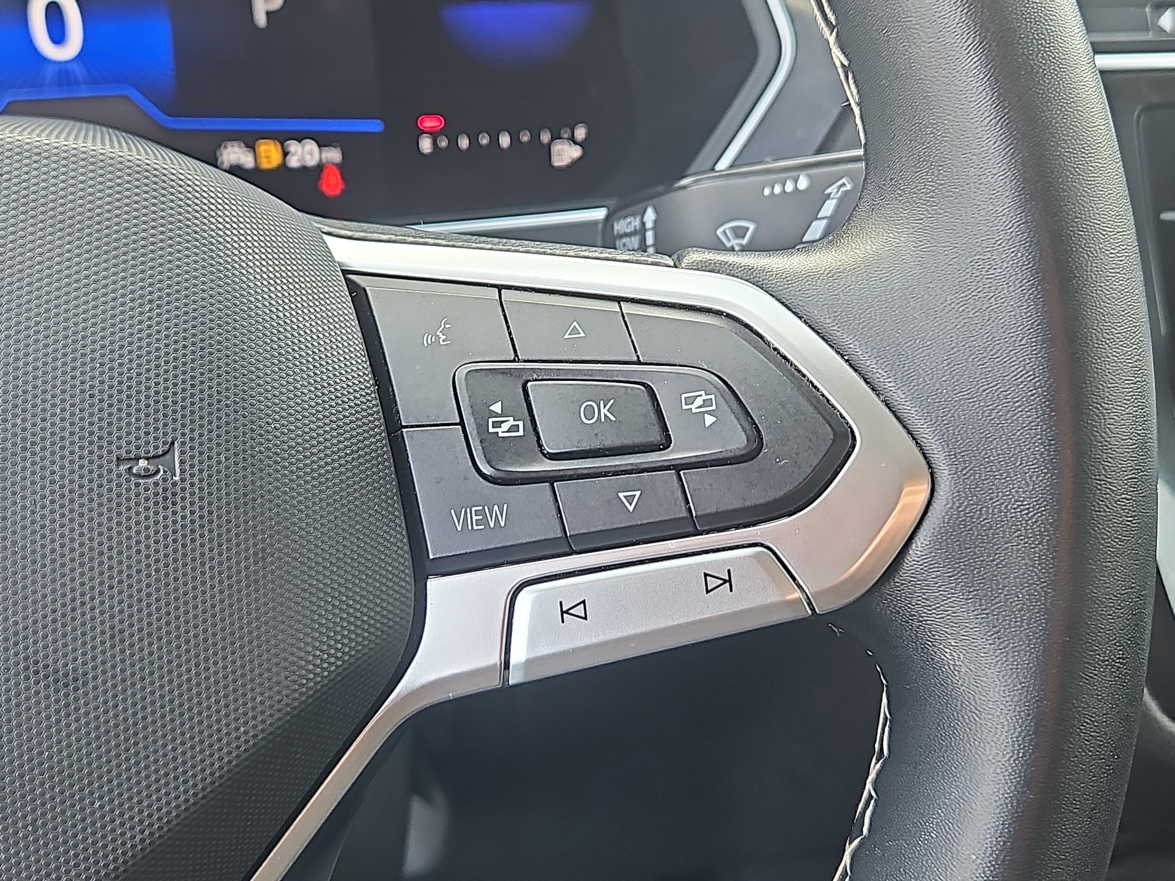 Certified 2022 Volkswagen Tiguan SE image 17