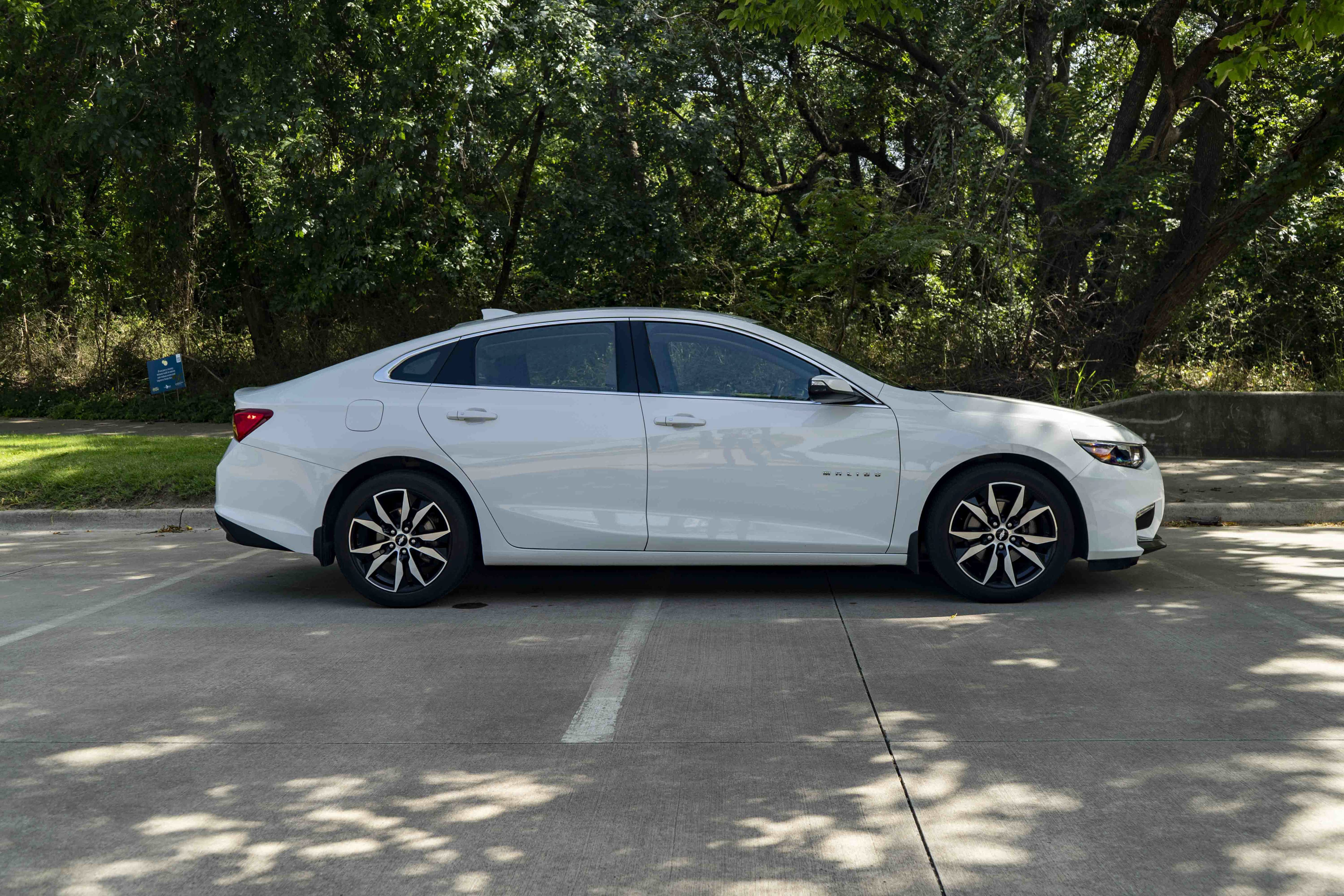 Used 2017 Chevrolet Malibu LT FWD image 10