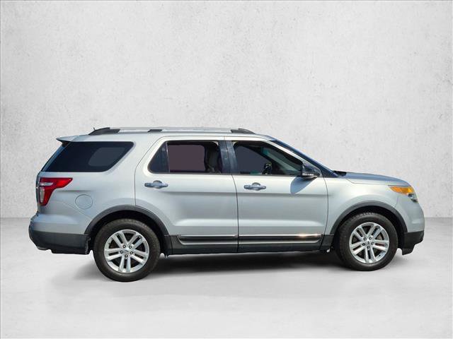 Used 2015 Ford Explorer XLT w/ Equipment Group 202B FWD image 4