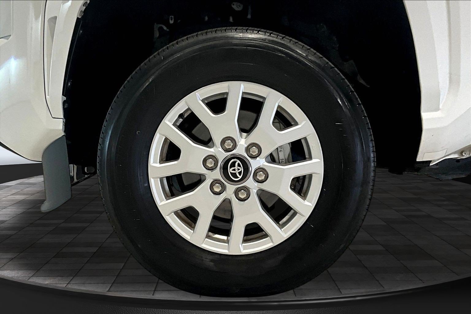 Used 2025 Toyota Tacoma SR5 AWD/4WD image 35