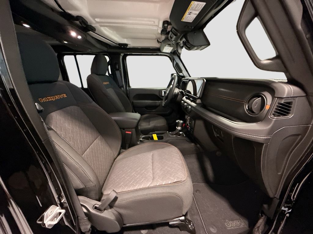 Used 2025 Jeep Gladiator Mojave w/ Convenience Group image 21