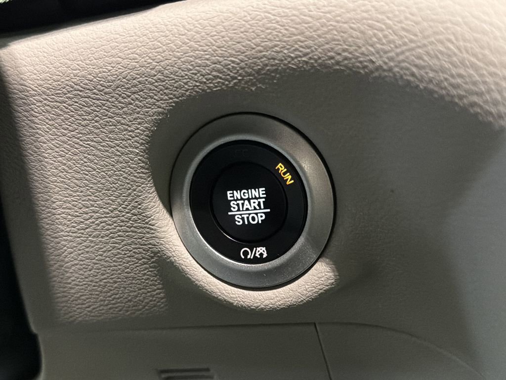 Used 2024 Chrysler Pacifica Touring-L image 23