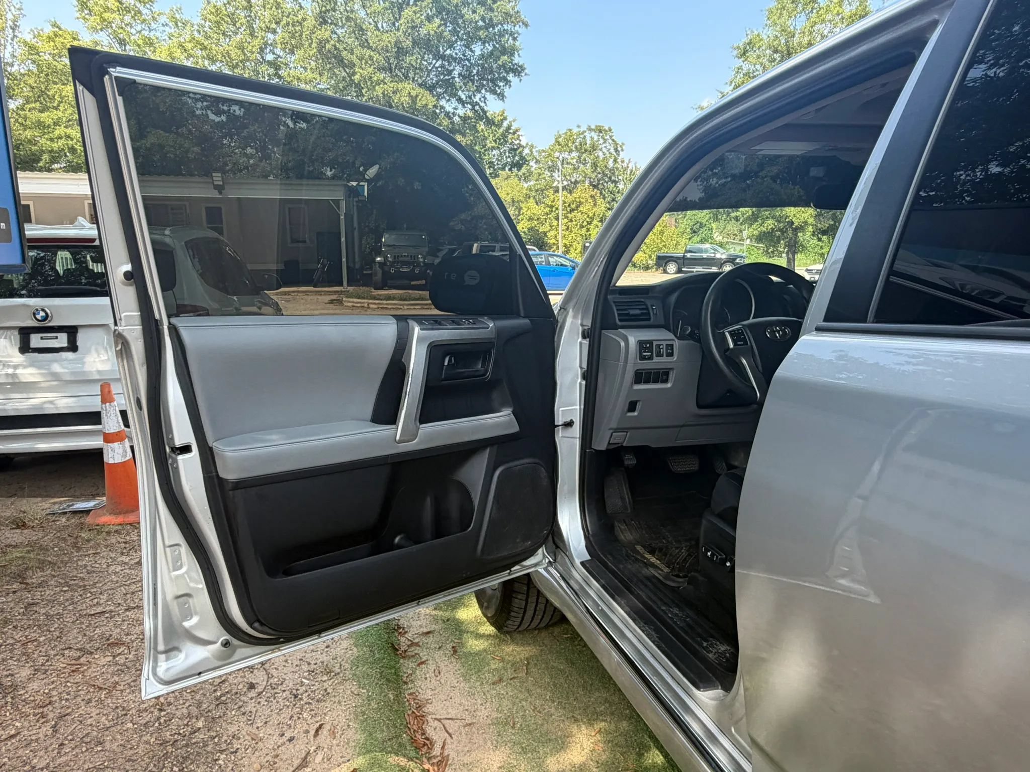 Used 2010 Toyota 4Runner SR5 AWD/4WD image 9