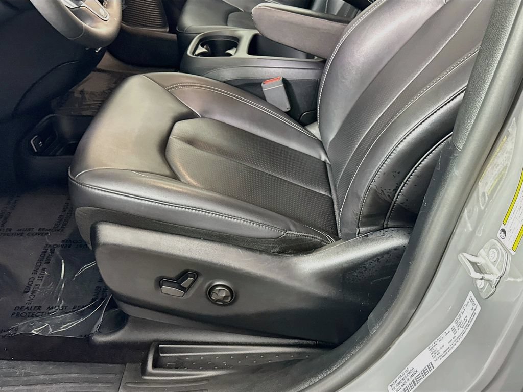 Used 2025 Chrysler Pacifica Select FWD image 25