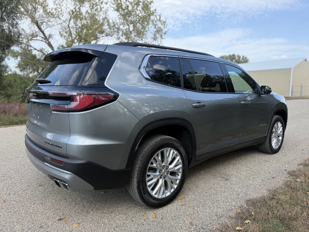 Used 2024 GMC Acadia Elevation w/ LPO, Roadside Safety Package image 4
