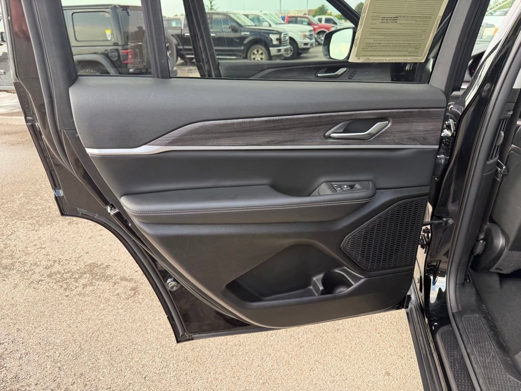 Used 2023 Jeep Grand Cherokee L Limited AWD/4WD image 12
