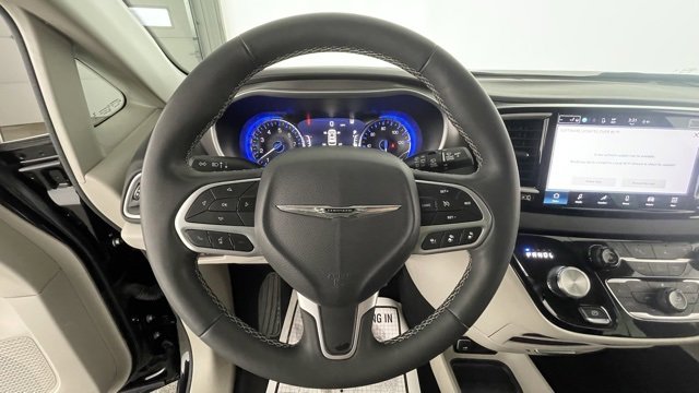 Used 2024 Chrysler Pacifica Touring-L image 36