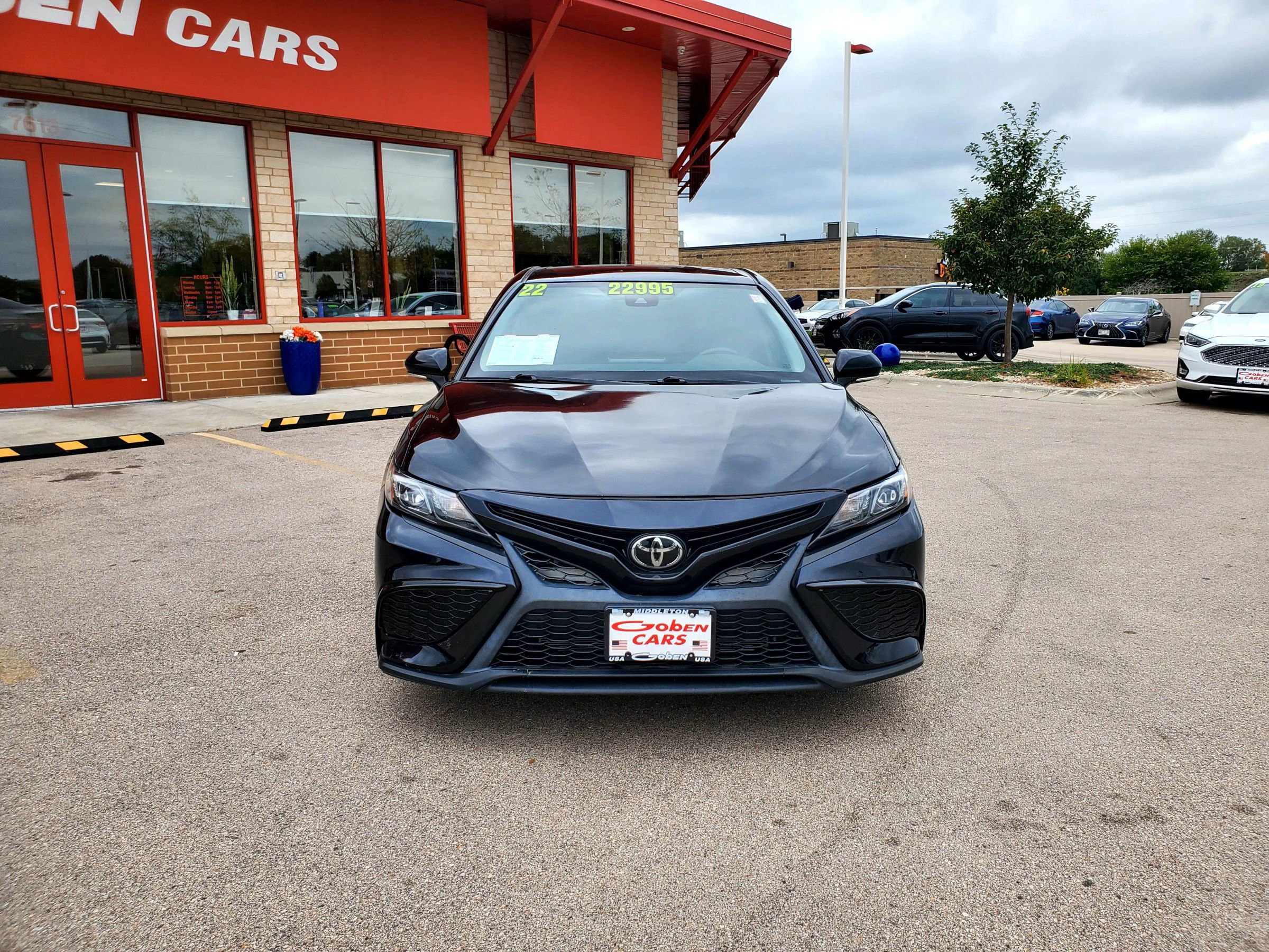 Used 2022 Toyota Camry SE image 2