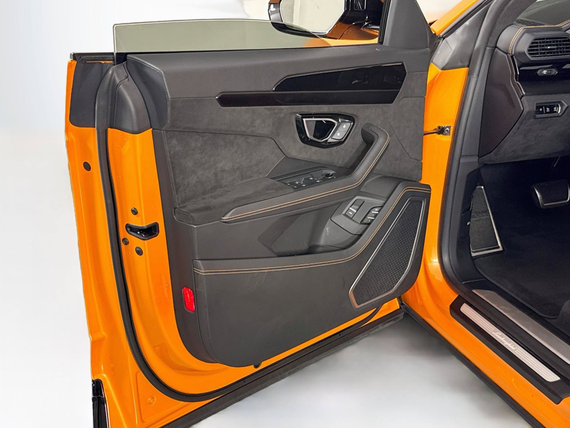 Used 2022 Lamborghini Urus AWD/4WD image 20