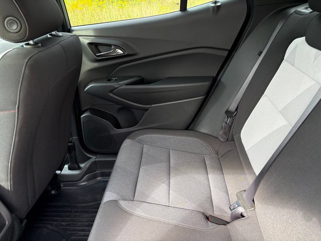 Used 2025 Chevrolet Trax RS w/ Sunroof Package FWD image 40