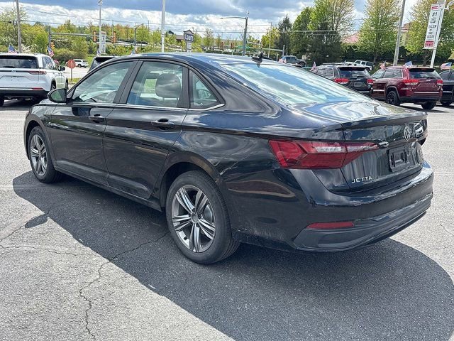 Certified 2023 Volkswagen Jetta SE FWD image 4