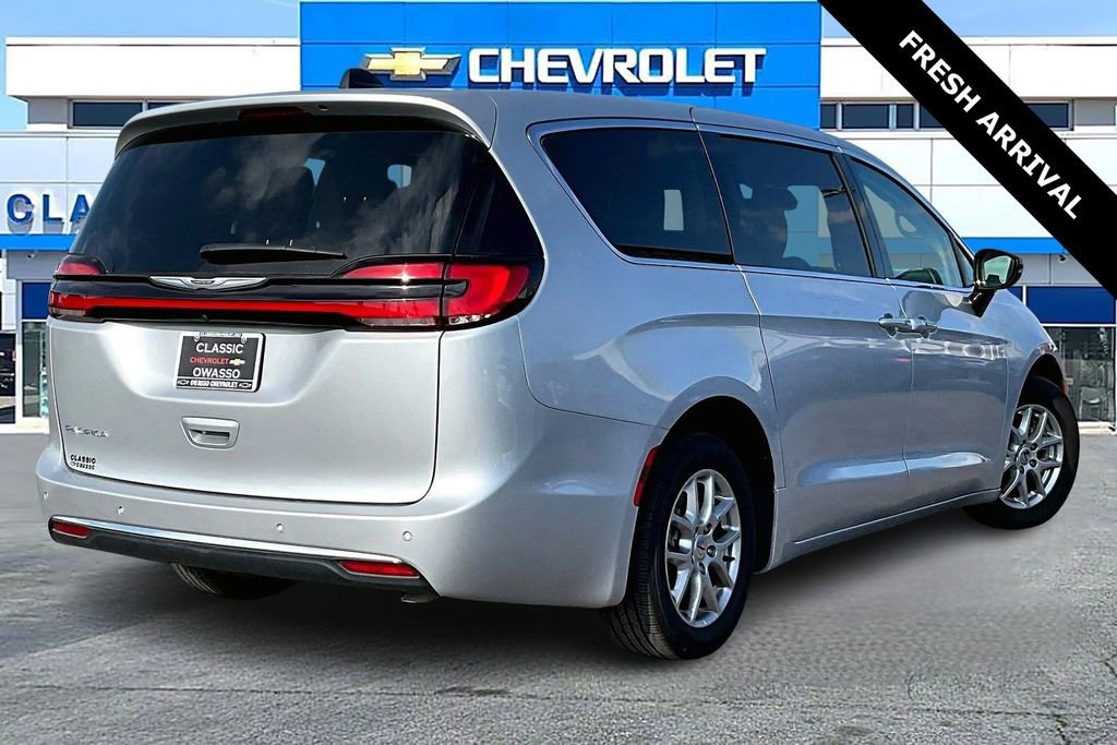 Used 2024 Chrysler Pacifica Touring-L image 5