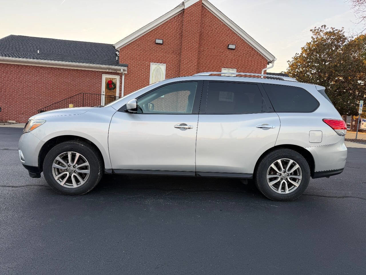 Used 2014 Nissan Pathfinder SV image 8