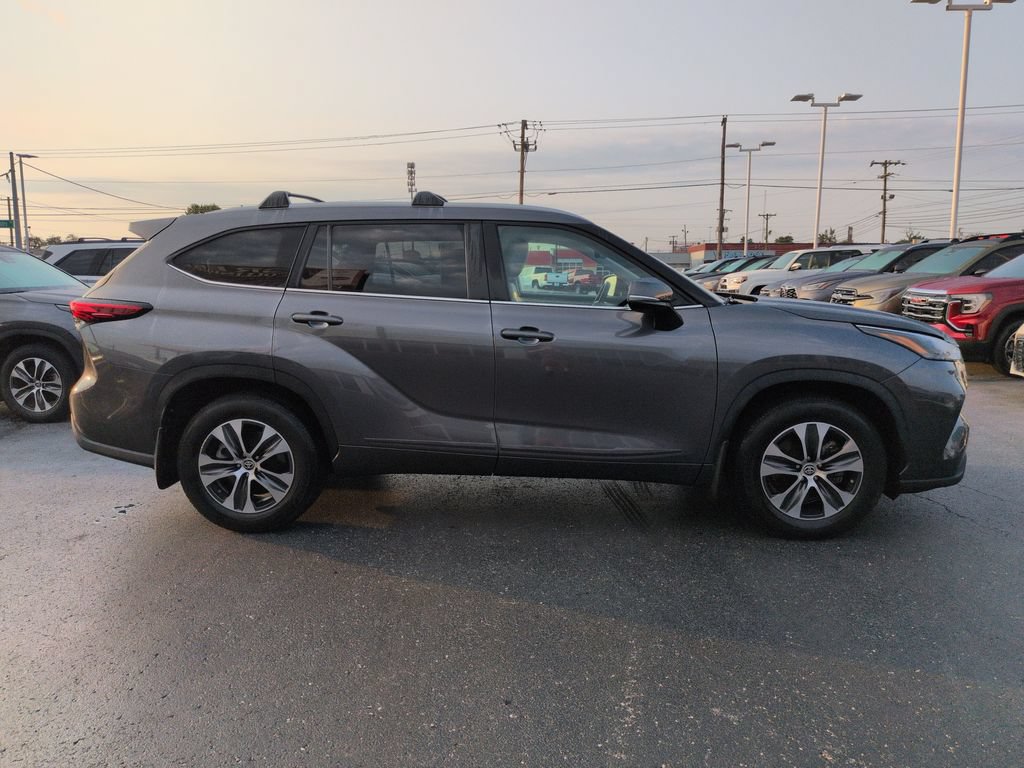 Certified 2023 Toyota Highlander XLE FWD image 6