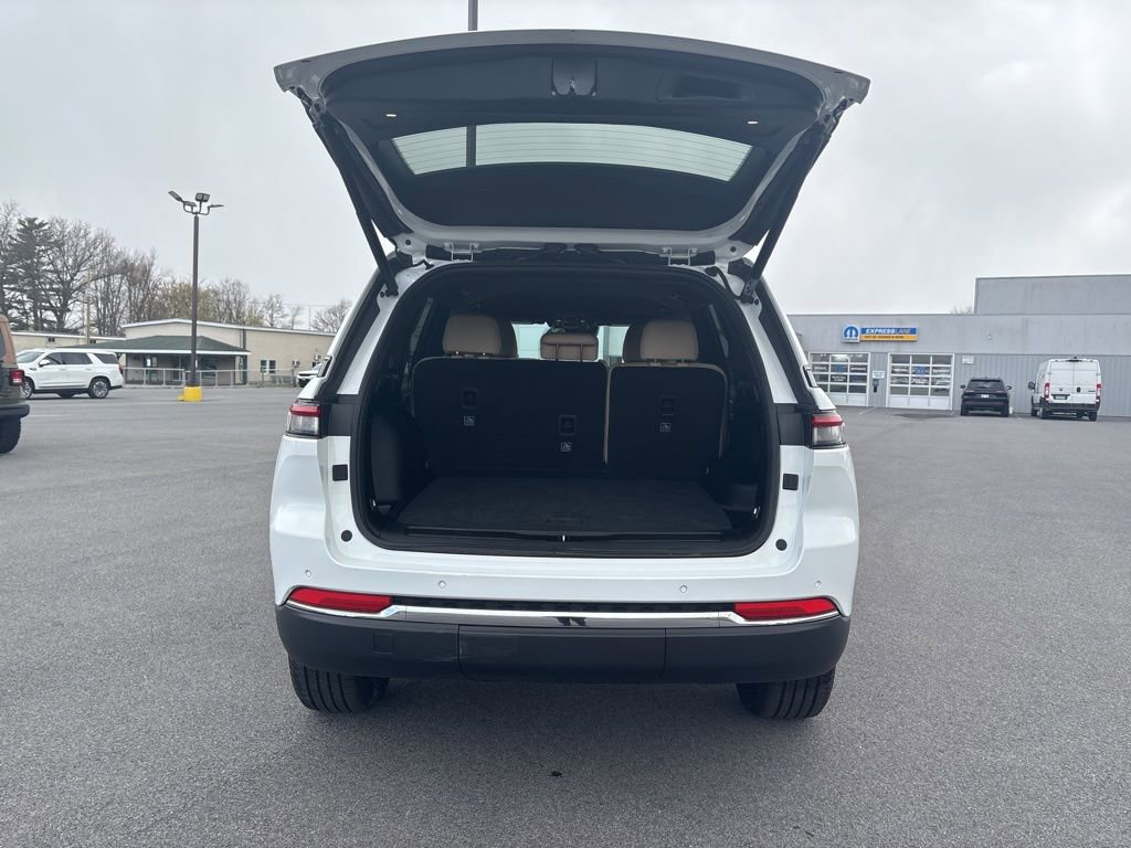 Used 2023 Jeep Grand Cherokee Limited AWD/4WD image 19