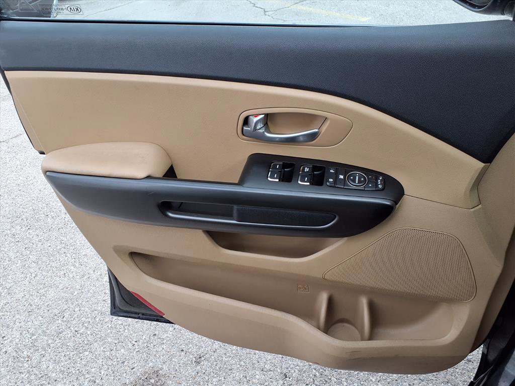 Used 2016 Kia Sedona LX w/ Option Group 020 FWD image 18