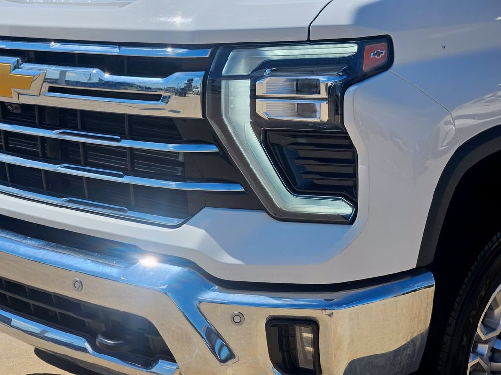 Used 2025 Chevrolet Silverado 2500 LTZ w/ LTZ Premium Package AWD/4WD image 11