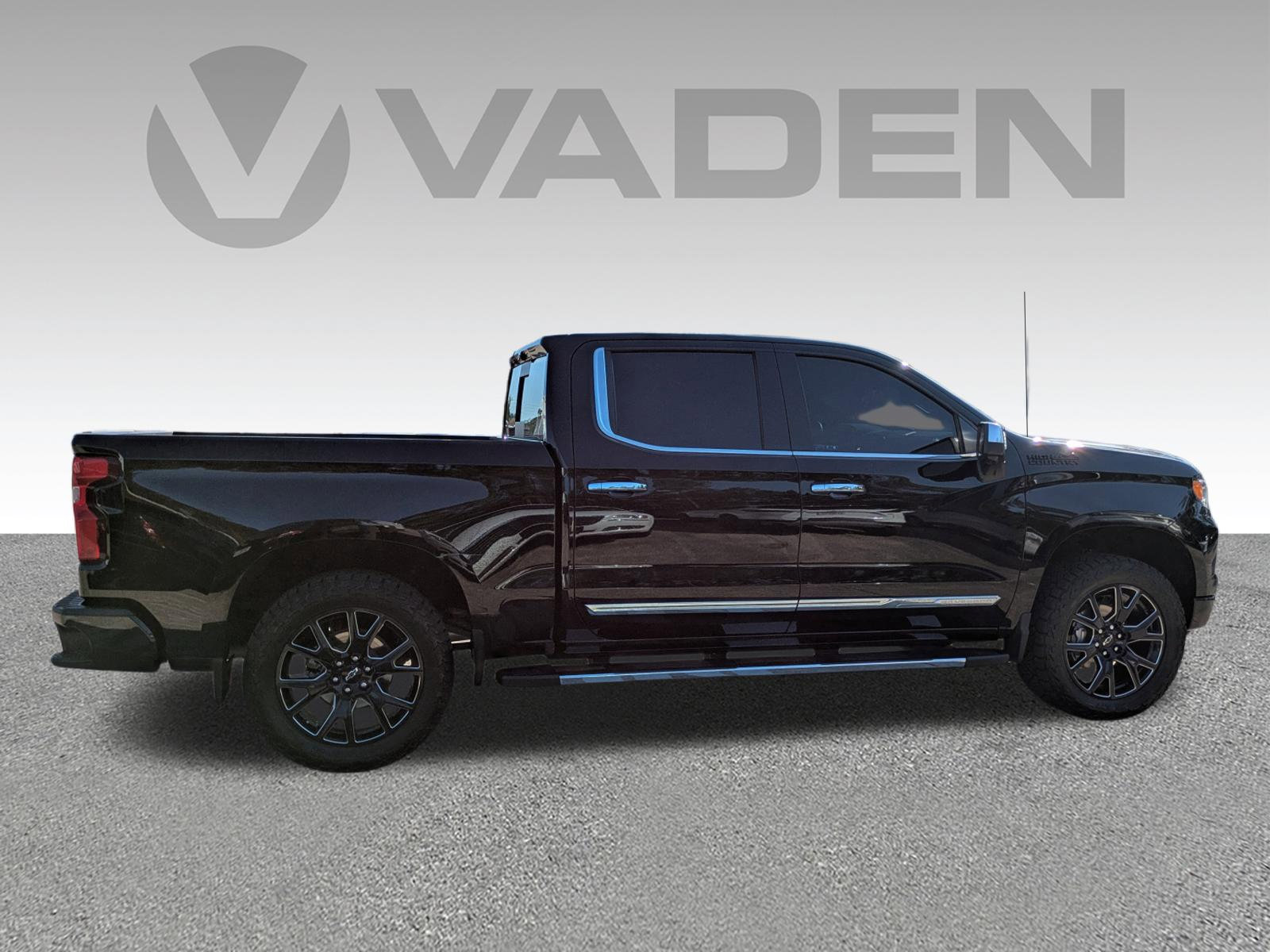 Used 2024 Chevrolet Silverado 1500 High Country w/ Technology Package image 23