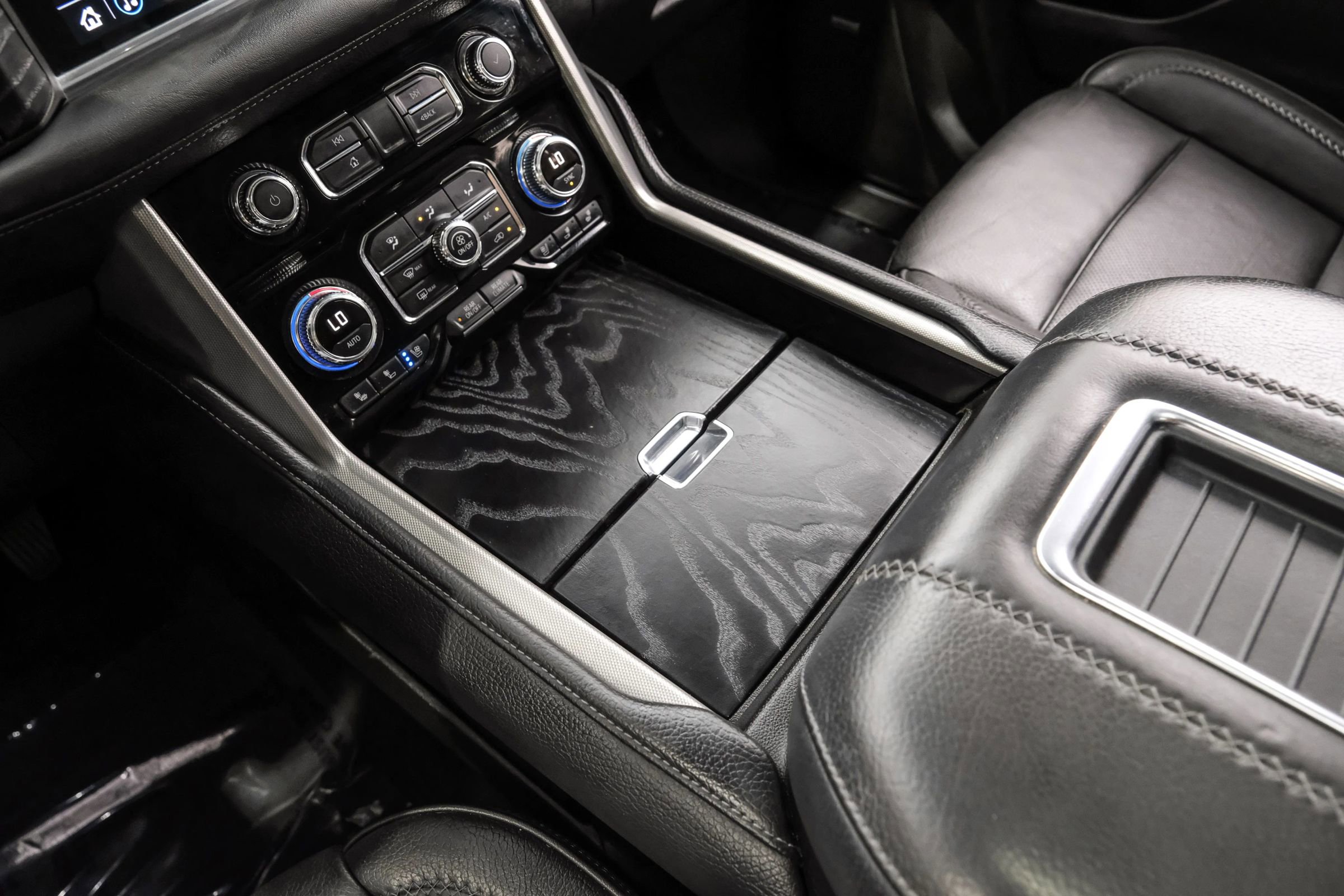 Used 2021 GMC Yukon Denali w/ Denali Premium Package image 28