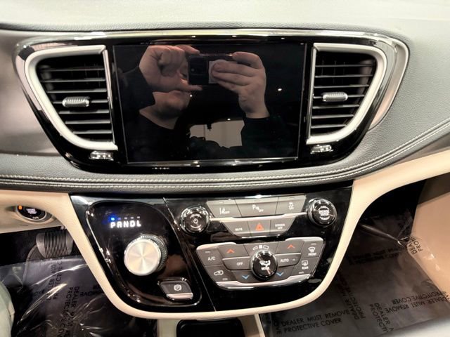 Used 2024 Chrysler Pacifica Select image 20