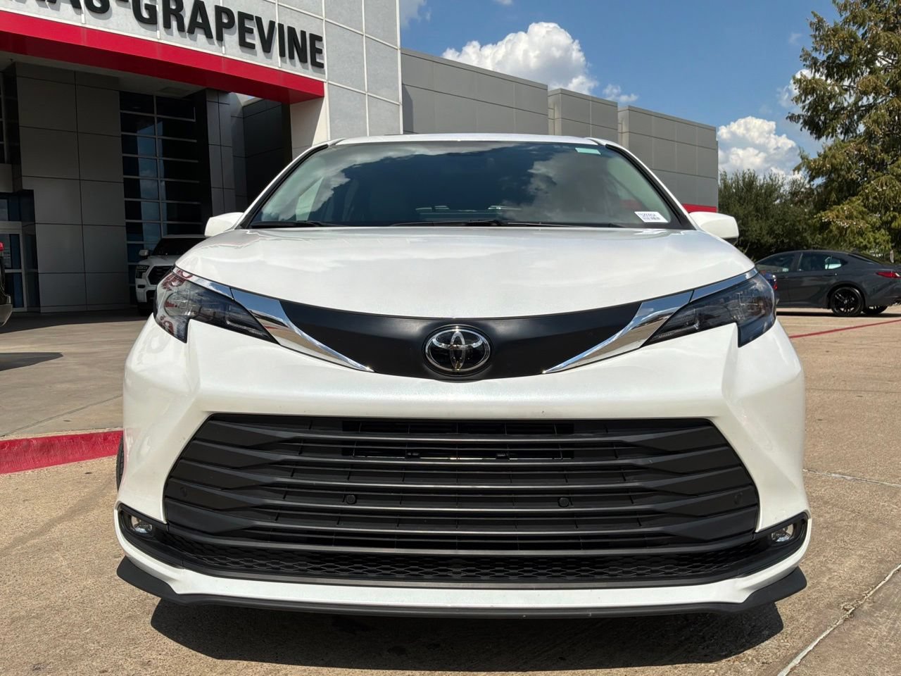Used 2026 Toyota Sienna XLE FWD image 3