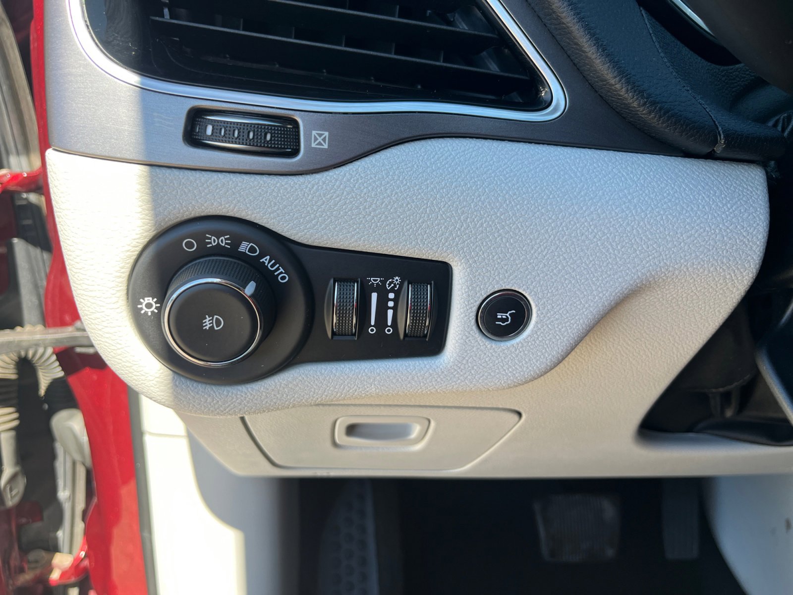 Used 2020 Jeep Cherokee Limited w/ Technology Group image 33