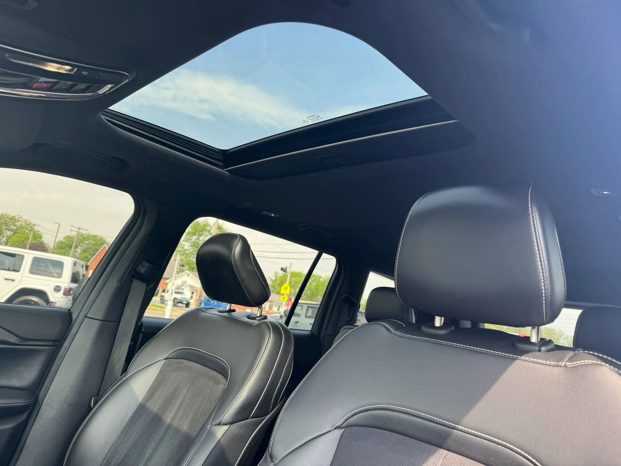 Used 2023 Jeep Grand Cherokee L Laredo image 4