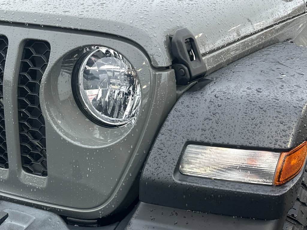 Used 2020 Jeep Gladiator Sport image 9