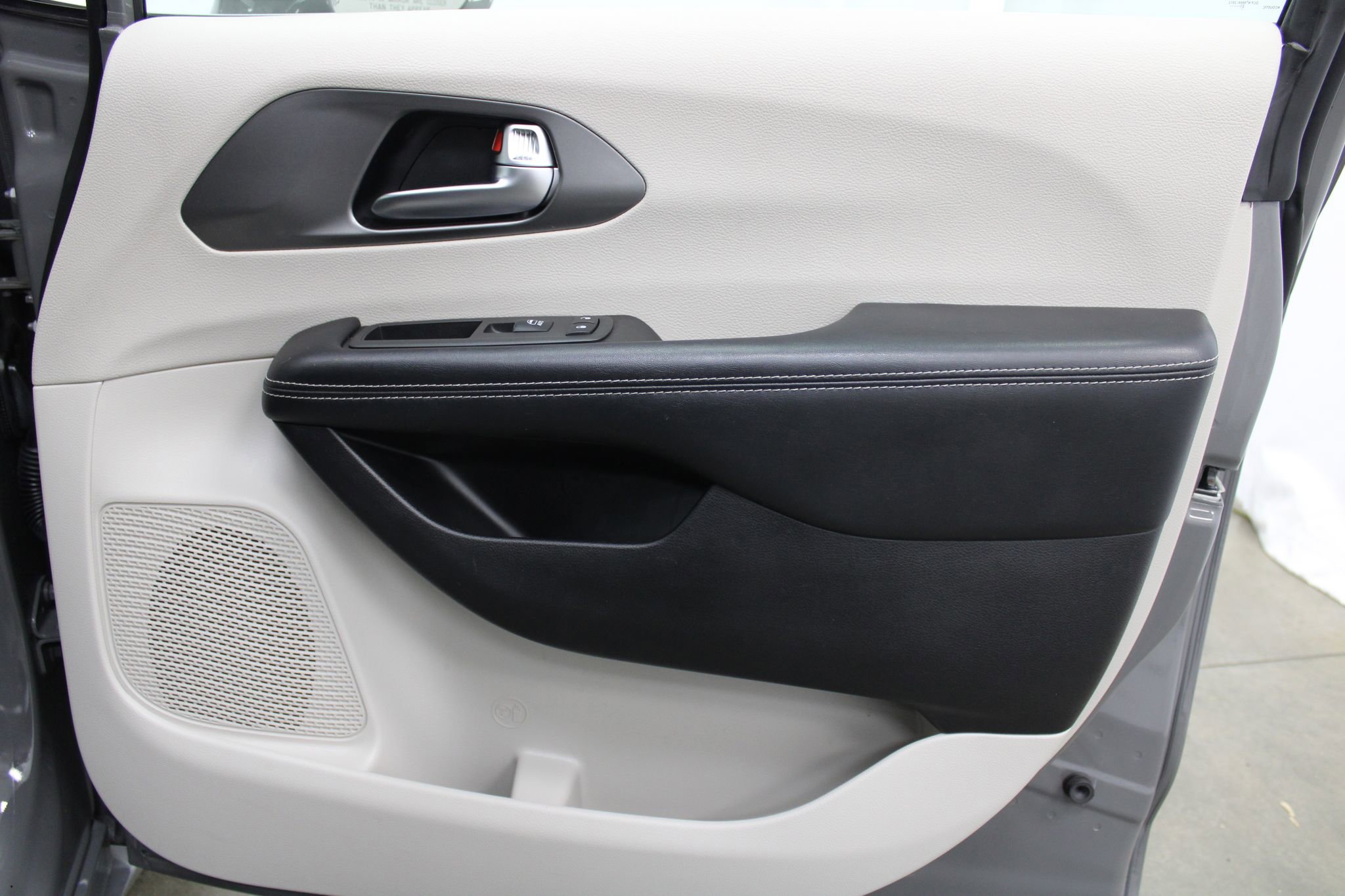 Used 2022 Chrysler Pacifica Touring-L FWD image 27