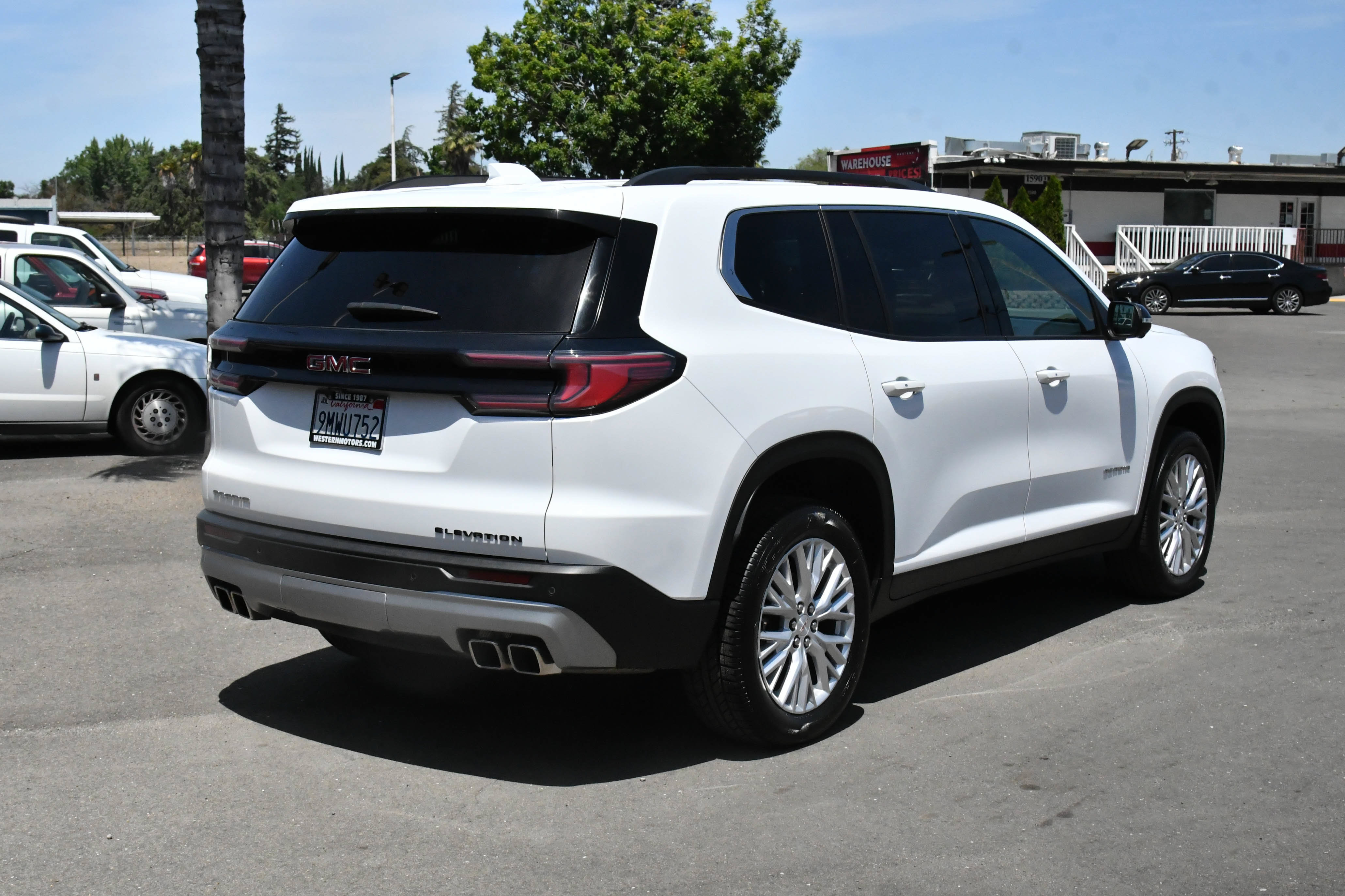 Used 2024 GMC Acadia Elevation FWD image 8